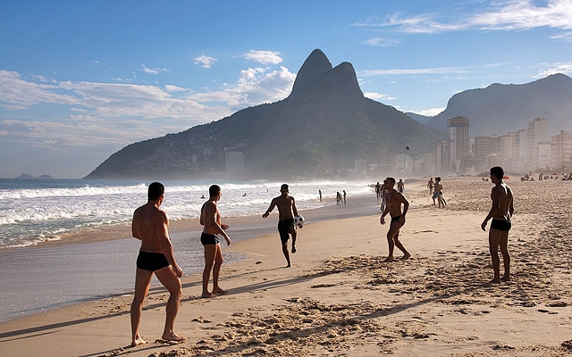 Топ-5 лучших городских пляжей в мире: пляж Ипанема, Рио-де-Жанейро, Бразилия