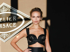 Наташа Поли на проказе  Atelier Versace осень/зима 2015-16