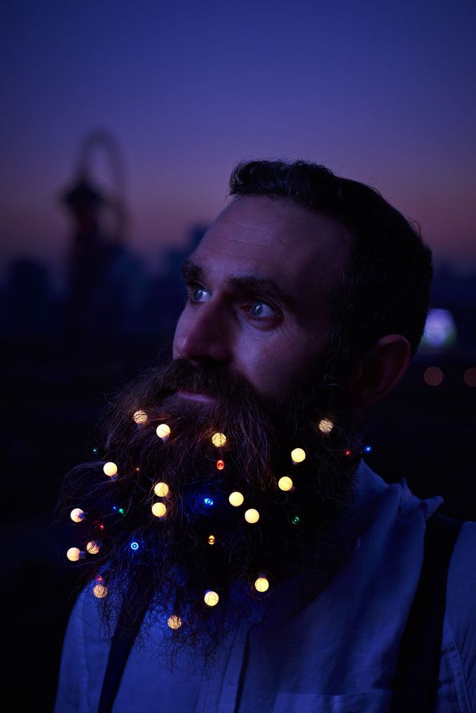 Дуже мужньо: чоловіки прикрашають бороду новорічними гірляндами