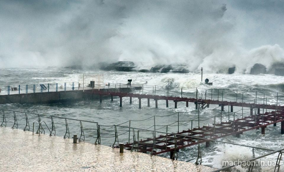 Шторм в Одессе: город накрыла разрушающая сила стихии