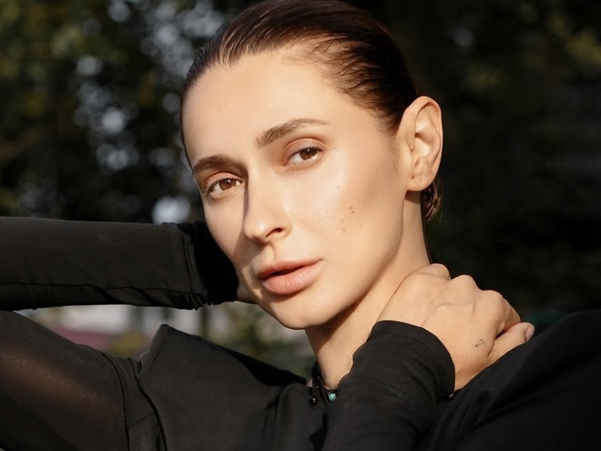 Tayanna влаштувала фотополіт над пірсом із голою спиною