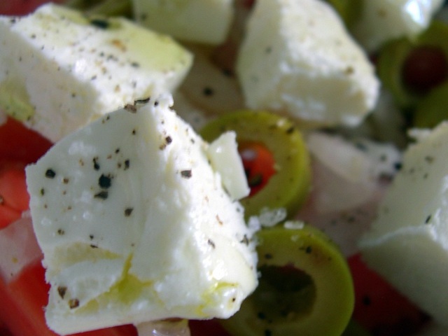 Салат из помидоров с брынзой и оливками