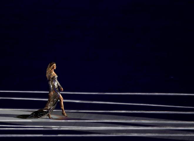 Жизель Бундхен вернулась на подиум на открытии Олимпийских игр 2016