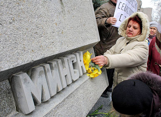 Севастопольцы почтили память жертв теракта в Минске