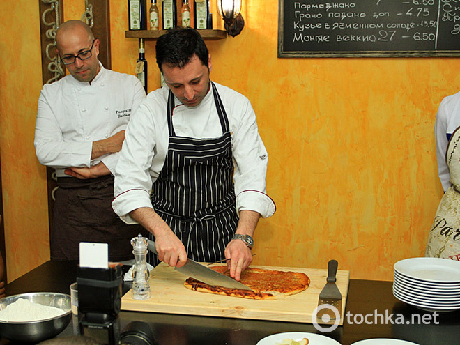Шоу по приготовлению акробатической пиццы в ресторане La Forchetta, часть 2