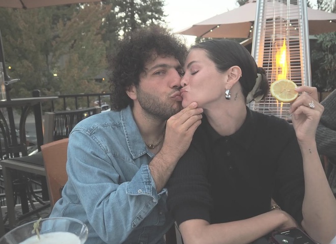 «Перше Різдво як подружжя» Селена Гомес показала, як прикрашала ялинку з чоловіком