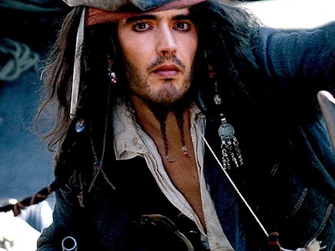 Рассел Брэнд сыграет брата Джека-Воробья в новой серии фильма