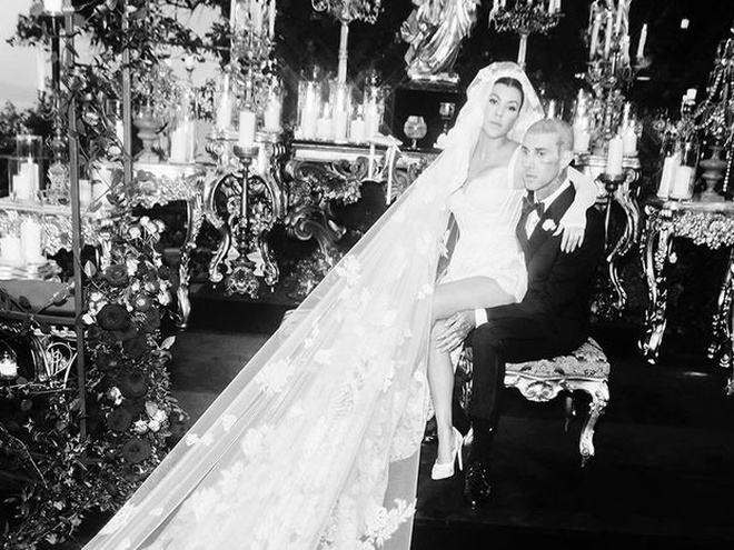 Кортні Кардаш'ян запостила фото з весілля в Італії з Тревісом Баркером