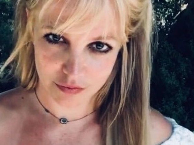 "Приземлилася у Французькій Полінезії": Спірс знялася цілковито голою на пляжі