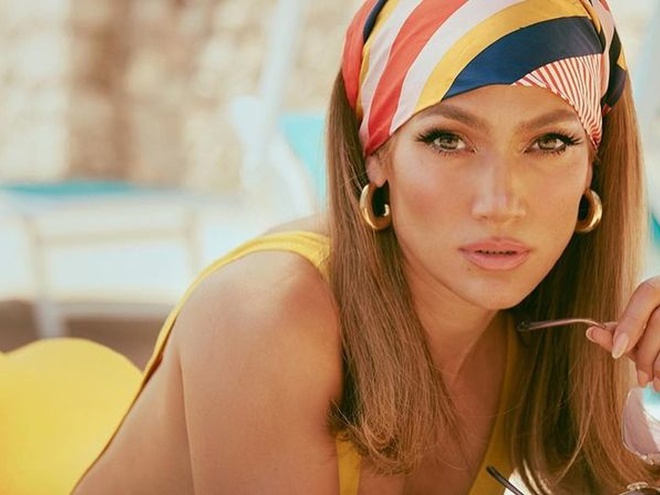 Дженніфер Лопес похизувалась ідеальною фігурою на нових фото у білизні