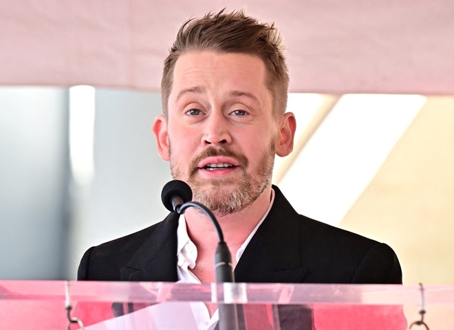 Калкін завітав на відкриття зірки на Алеї слави з дружиною, дітьми й "мамою" із Сам удома