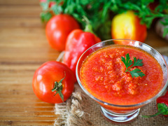 Рецепт аджики з помідорів з часником: неймовірно смачно!