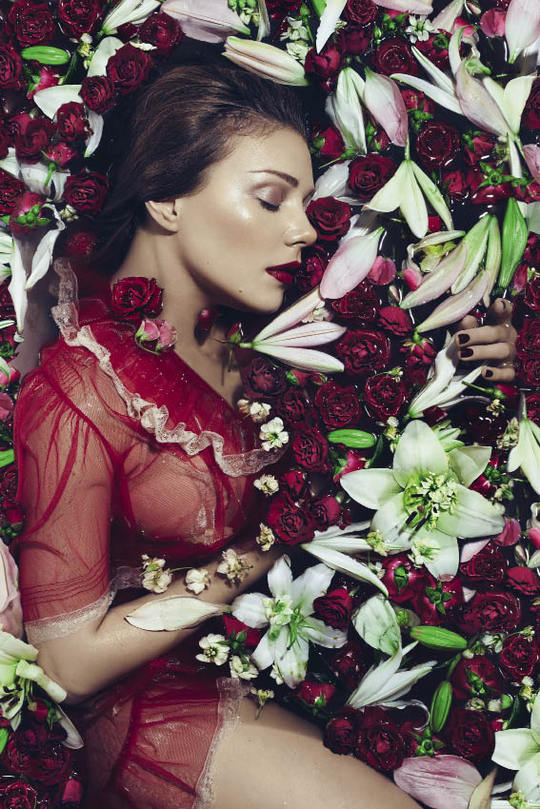 Квіткова німфа: Тіна Кароль знялася в розкішній фотосесії