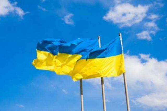 Украинские флаги на фоне неба