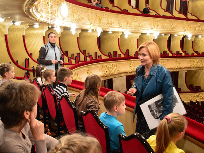 Экскурсию за кулисы главного оперного театра Украины