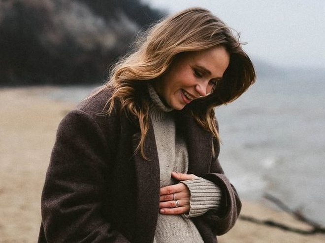 Кошмал знялася в мінісукні і зізналася, скільки кг набрала під час вагітності