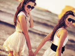 Поздравления с Днем рождения сестре, отпуск, пляж, подруга