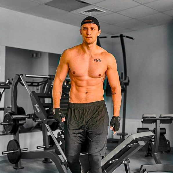 Тарас Цымбалюк в спортзале