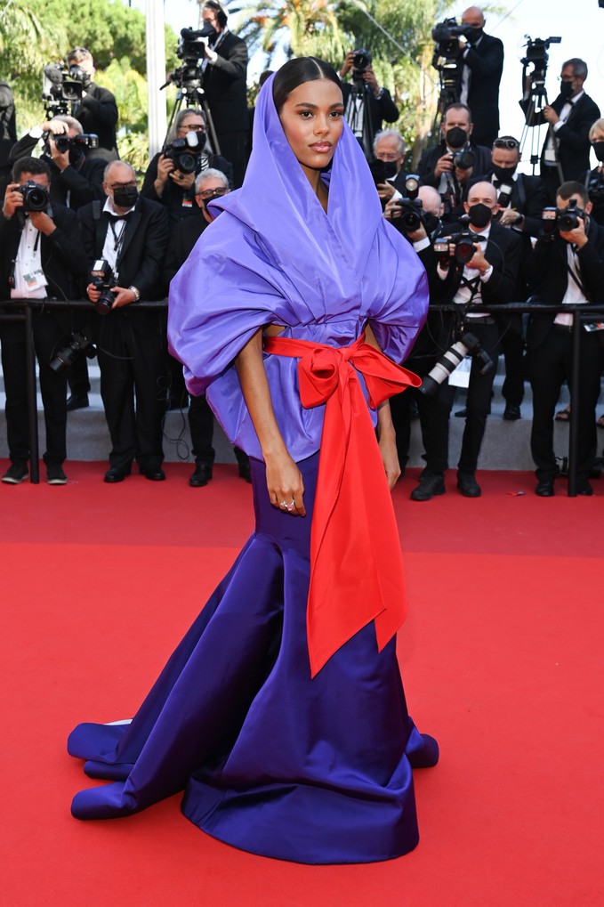 Тина Кунаки в наряде Valentino на Каннском кинофестивале 2021