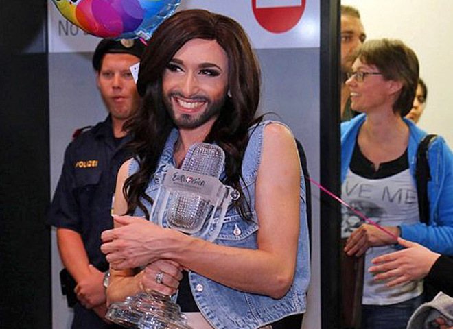 Кончиту Вурст встречают бородатые женщины в Австрии