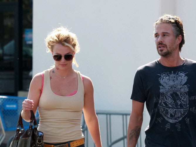 Спирс с тату-бабочки