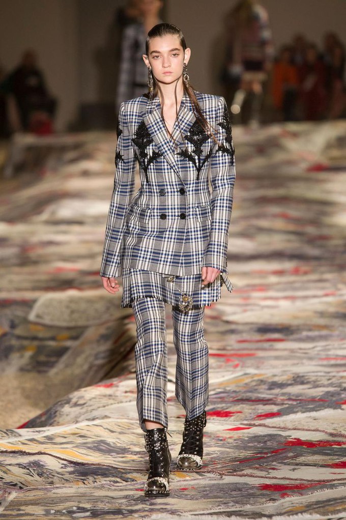 Українка Юлія Ратнер на подіумі паризького Тижня моди: Alexander McQueen