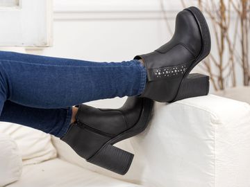 Чоботи на підборах - коли і як їх носити?