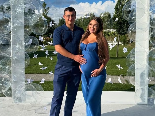 Блогерка Верба влаштувала гендерну вечірку на восьмому місяці вагітності