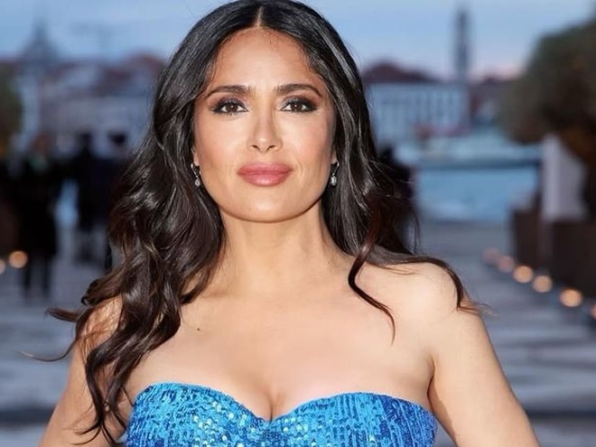 Сальма Гаєк відсвяткувала 59-річчя у червоному бікіні