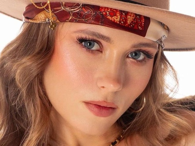 Зірка Сватів Кошмал показалася в мереживному корсеті й вразила гнучкістю