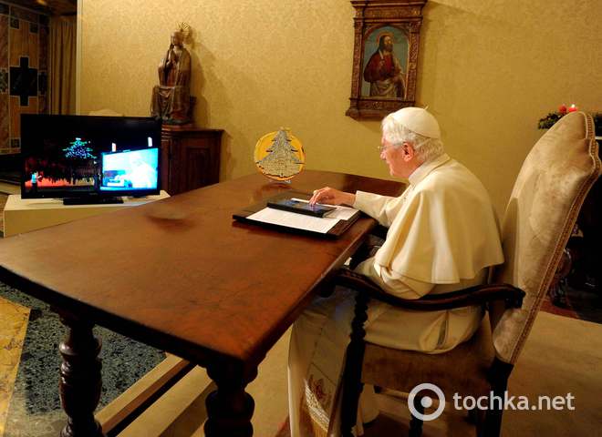 Папа Римский зажег елку с помощью планшета