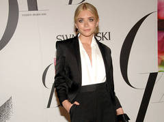 Брючный костюм на красной дорожке