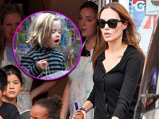 Анджелина Джоли красит волосы 5-летней девочке