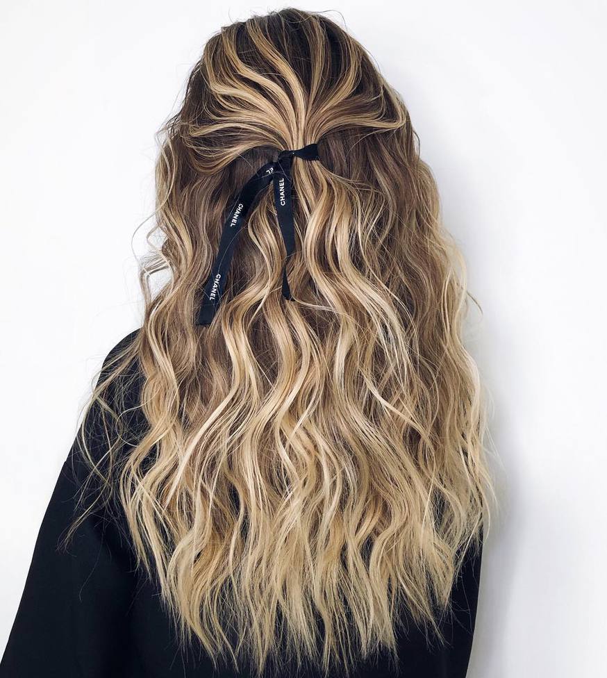 Распущенные волосы — прическа на Новый год 2021