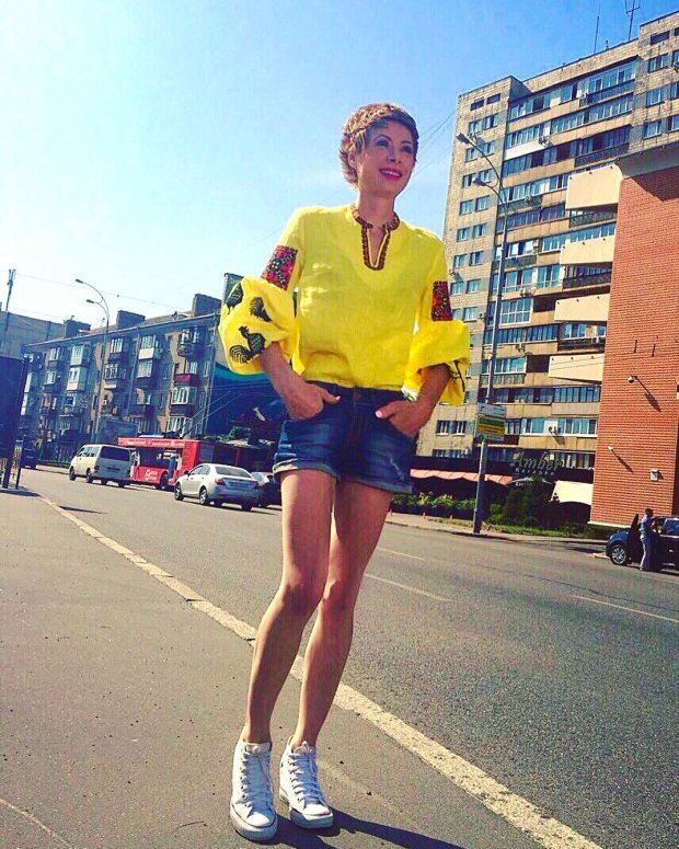 Олена-Крістіна Лебідь у вишиванці та шортах