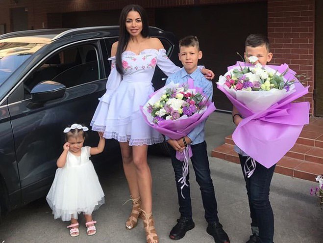 Поліна Ололо з родиною