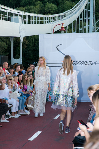 Fashion Show SEREBROVA SS20 на Пішохідному мосту через Дніпро: фотозвіт