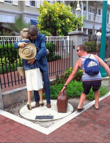 ТОП 9 прикольных снимков со статуями