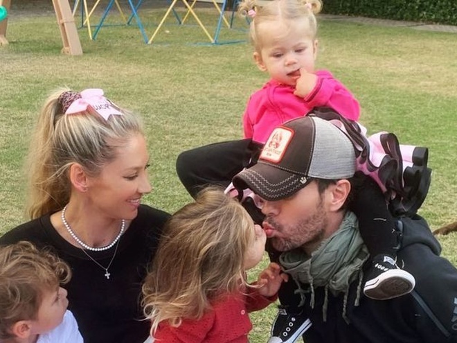 Курникова поділилася рідкісними селфі чоловіка Іглесіаса з їхніми трьома дітьми