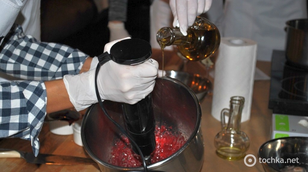 Как приготовить утку - Слоеный пирог со шпинатом и малиновым соусом