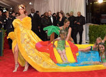 Меми на вбрання Ріанни для Met Gala 2015 Меми на вбрання Ріанни для Met Gala 2015