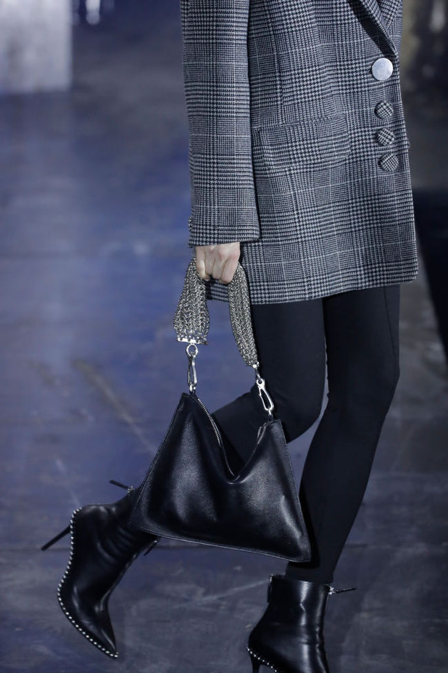 Модная обувь на осень: ботильоны с острым носком