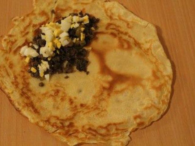 Блинчики с мясом, оливками и яйцом