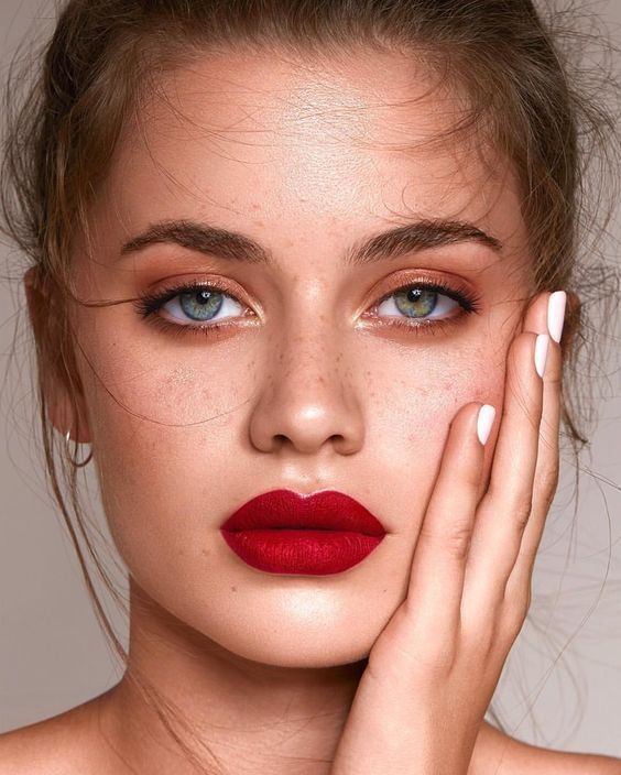 10 идей макияжа с оттенком красного