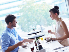 Пара, ресторан, побачення, романтична вечеря, зустріч, стосунки, кохання, розмова, бесіда