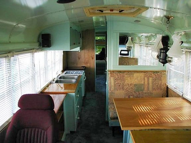 Оригинальные дома на колесах: School bus 