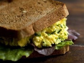 Бутерброд с салатом из яйца