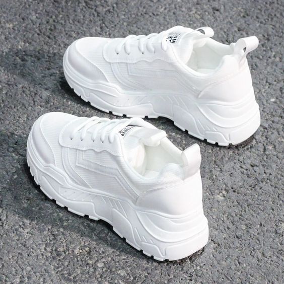 Модні білі кросівки 2021-2022