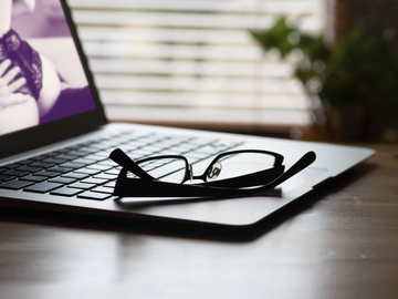 Почему девушки смотрят порно?