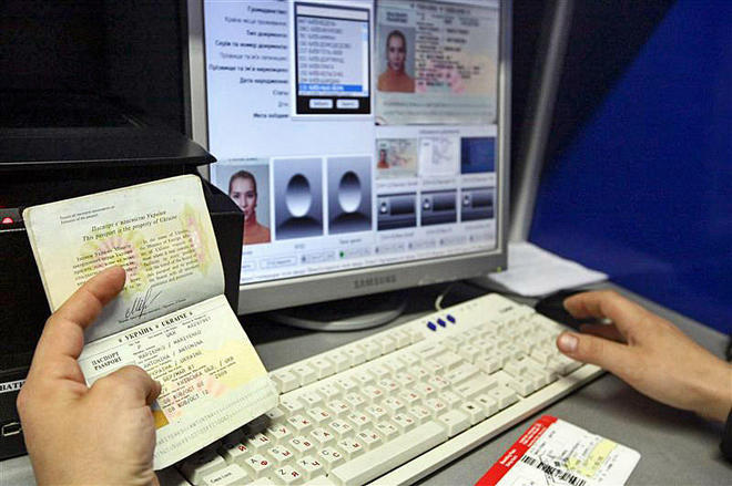 Как выглядит и сколько стоит биометрический паспорт Украины